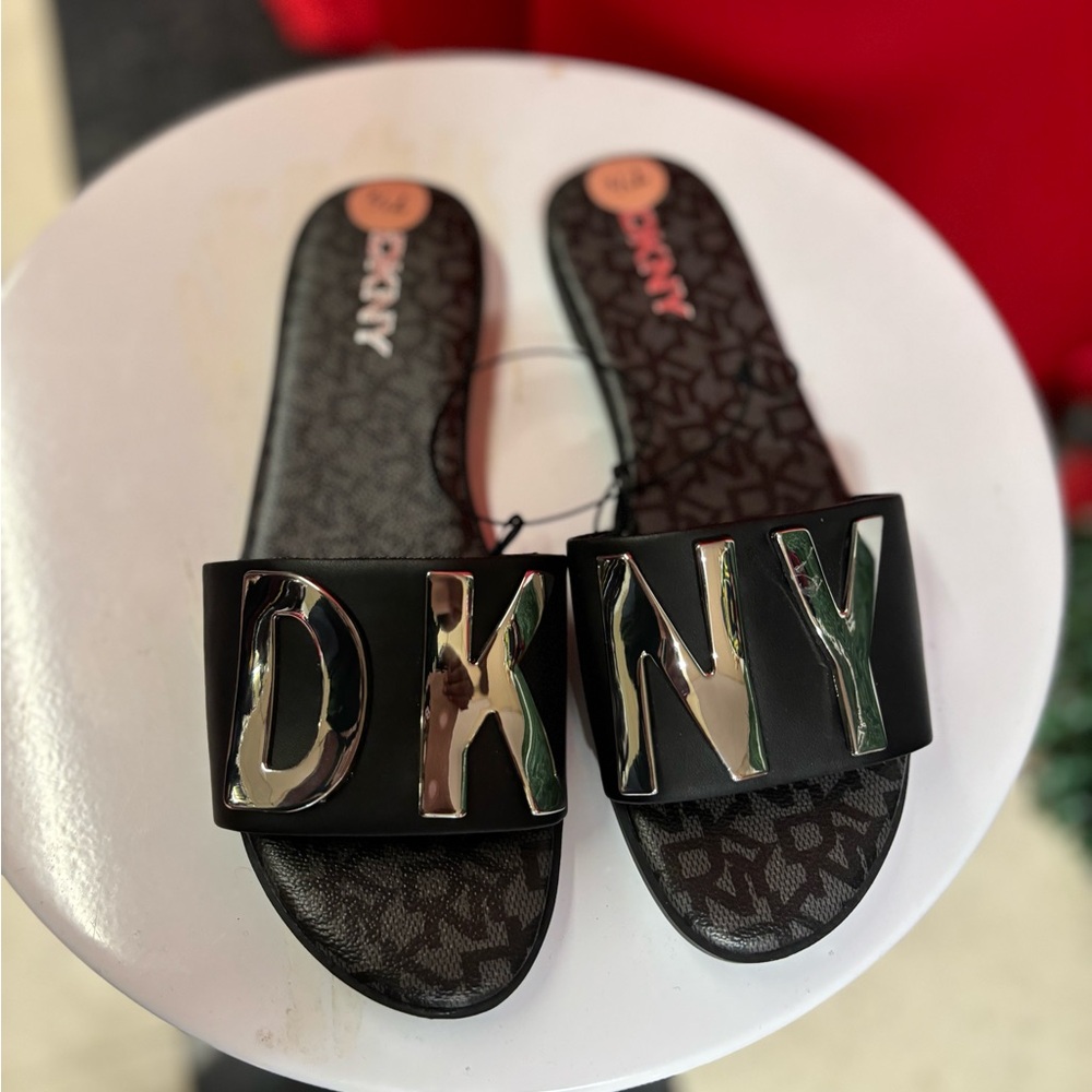 DKNY slides 7.5